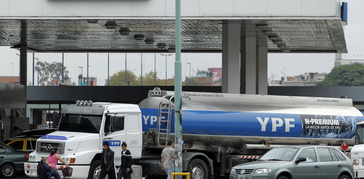 ¡Alerta en los bolsillos! YPF confirma escalada en los precios de los combustibles