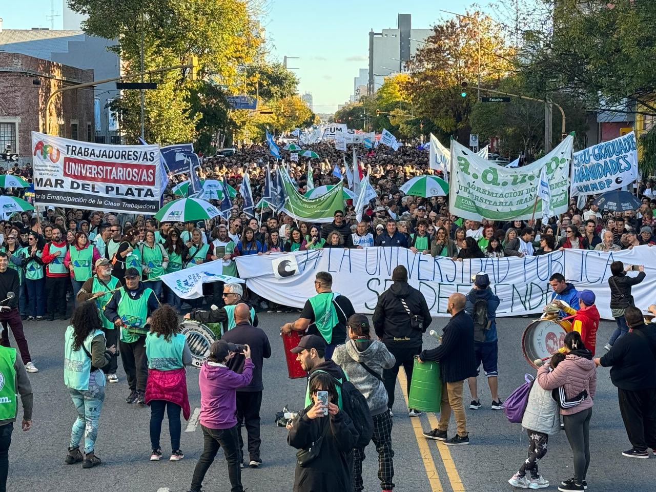 Multitudinaria Marcha Universitaria en Mar del Plata: Defendiendo la Educación Pública