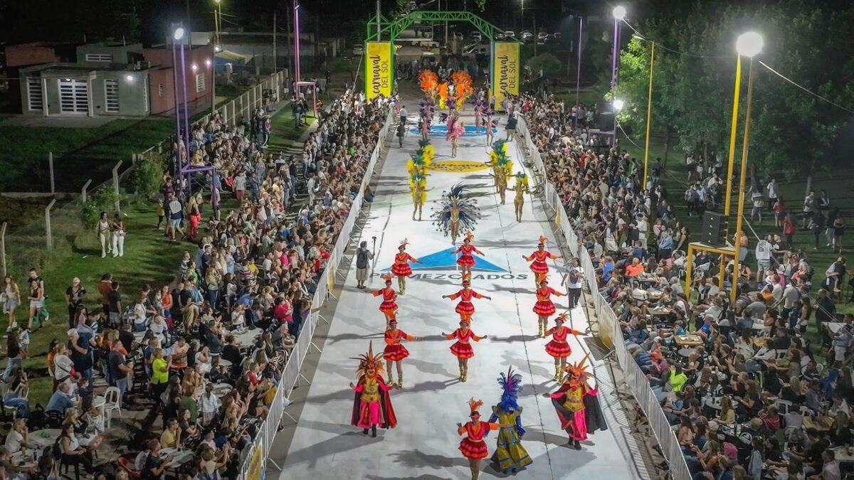 MULTITUDINARIA PRIMERA NOCHE DEL CARNAVAL DEL SOL WhatsApp-Image-2024-02-03-at-13.58.10