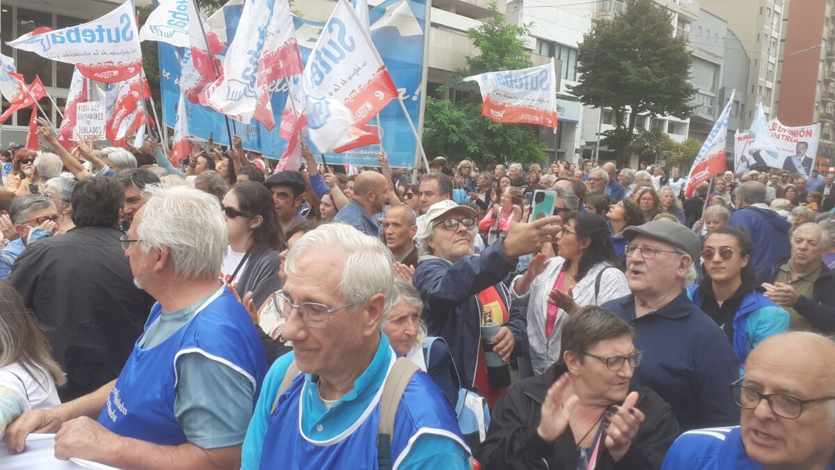Marcha de Jubilados: Repudio a las Políticas de Milei y Bullrich en Mar del Plata GmbdMGuWAAAhdpP