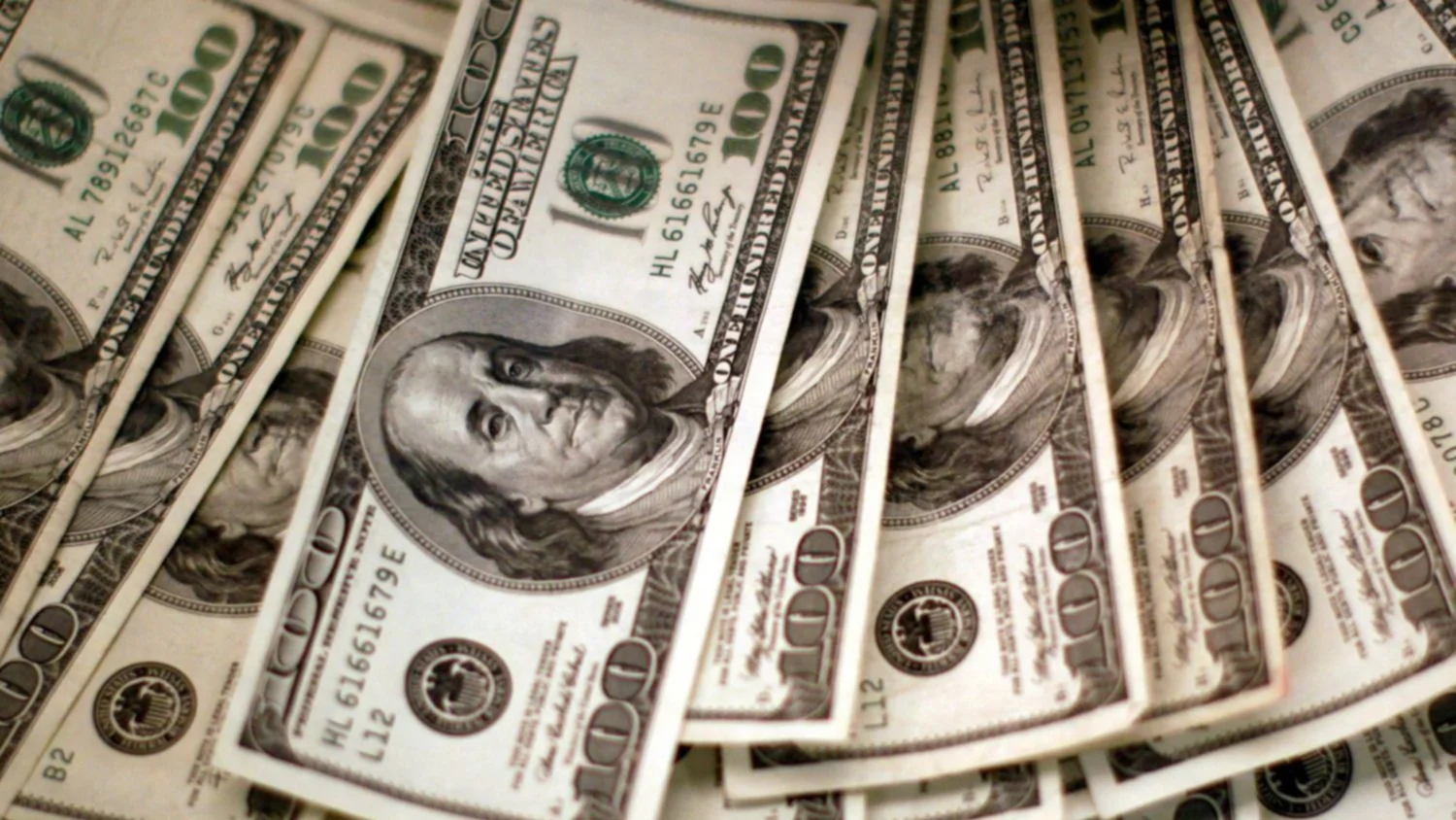 El dólar cerró a $1.230 en el primer día sin cepo y el blue se desplomó en Mar del Plata 1738001359246
