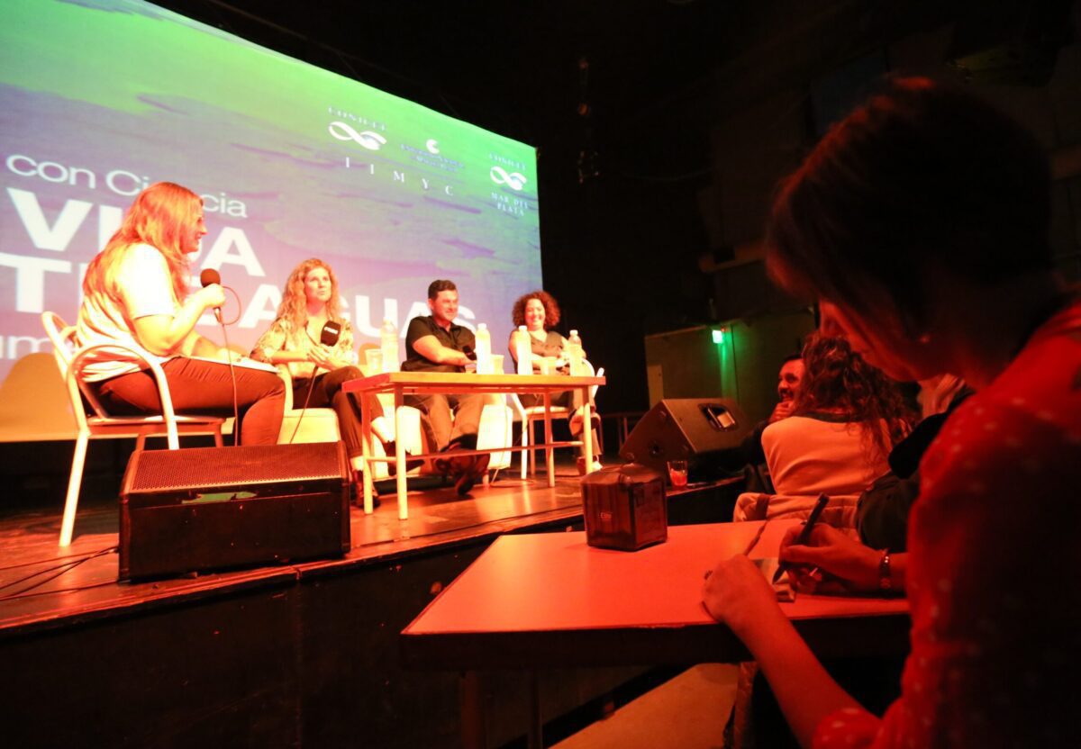 Más de 200 personas participaron en una charla abierta sobre el mar y los humedales en el Club TRI J88A2817