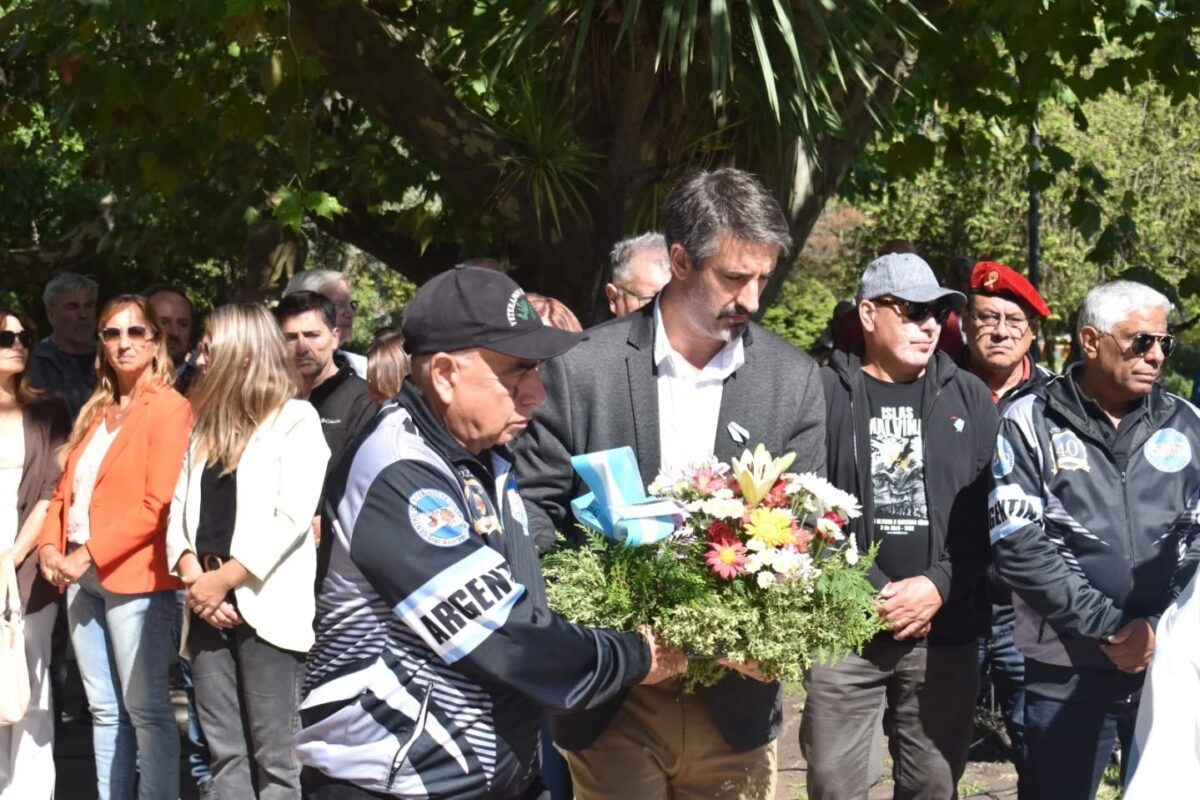 General Alvarado rindió homenaje a los excombatientes y veteranos de Malvinas MGA - Acto Malvinas en Miramar - 02 Abril 2025 d