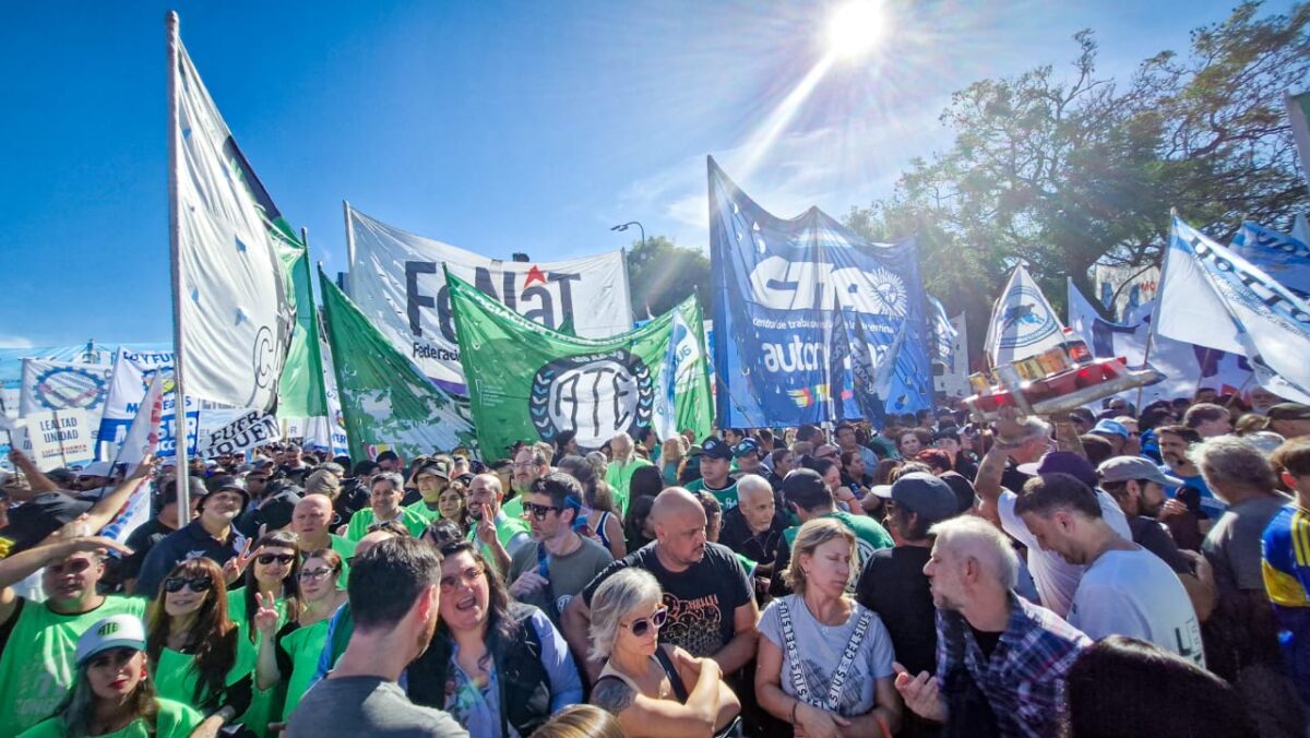 ATE movilizó en la previa del Día del Trabajador: “Aunque no lo parezca, tenemos algo que celebrar y es la caída de la imagen presidencial” WhatsApp Image 2025-04-30 at 15.18.09