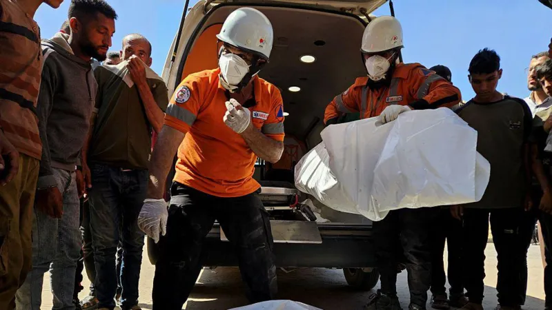 Horror en Gaza: un bombardeo israelí mató a nueve hijos de una médica mientras ella atendía pacientes en el hospital 124e1230-3879-11f0-af52-6daeecfc60cc.jpg (1)