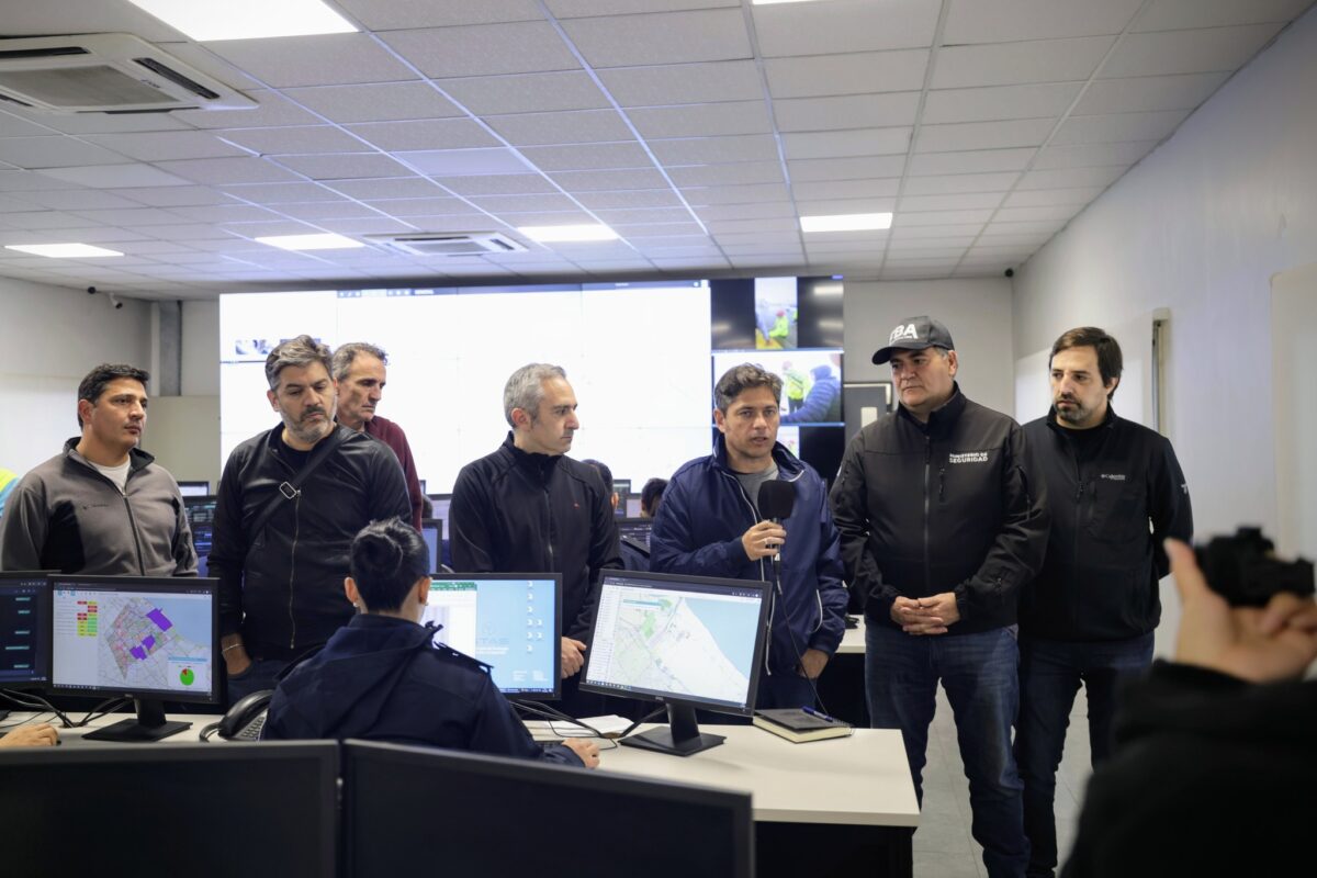 Kicillof encabezó una reunión de emergencia para coordinar la asistencia frente al temporal en la Provincia 498682625_10001401199883270_4863002897209772211_n