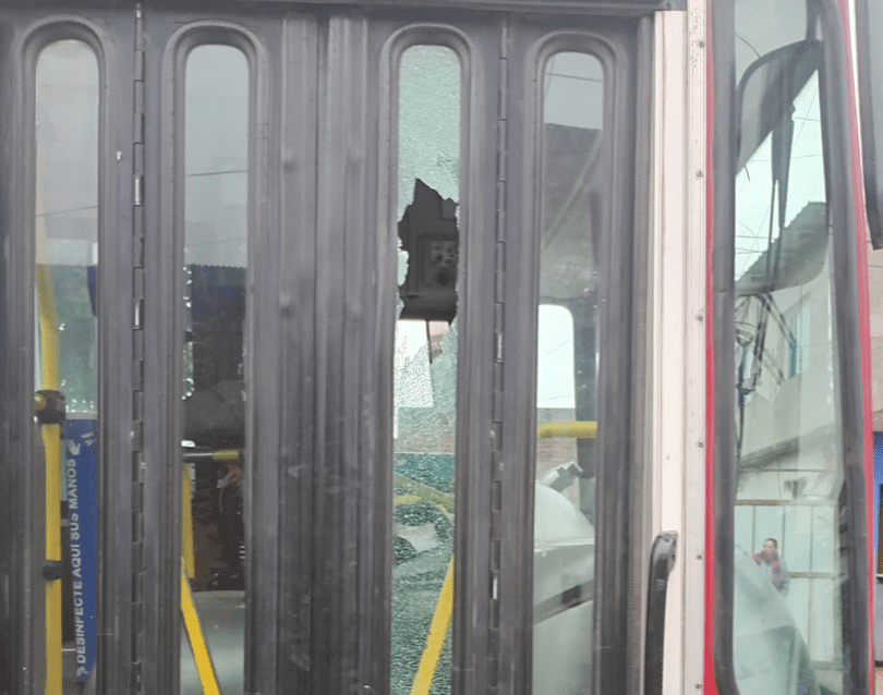 Le rompió el vidrio del colectivo en plena discusión y terminó detenido 7_05