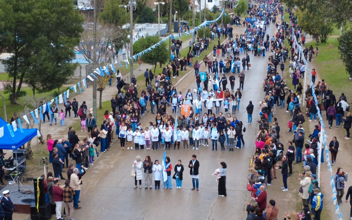 Villa Gesell celebró el 25 de Mayo con un multitudinario desfile patrio y gran participación comunitaria 7e124106-a4d5-415f-a09f-0b7c9fd38d0f