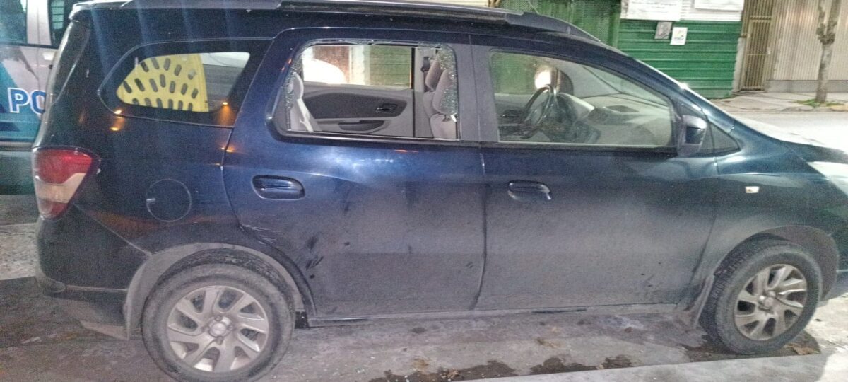 Cayeron dos jóvenes que rompían autos para robar: los atraparon con una yuga, una aspiradora y raquetas de padel WhatsApp Image 2025-05-09 at 08.41.51