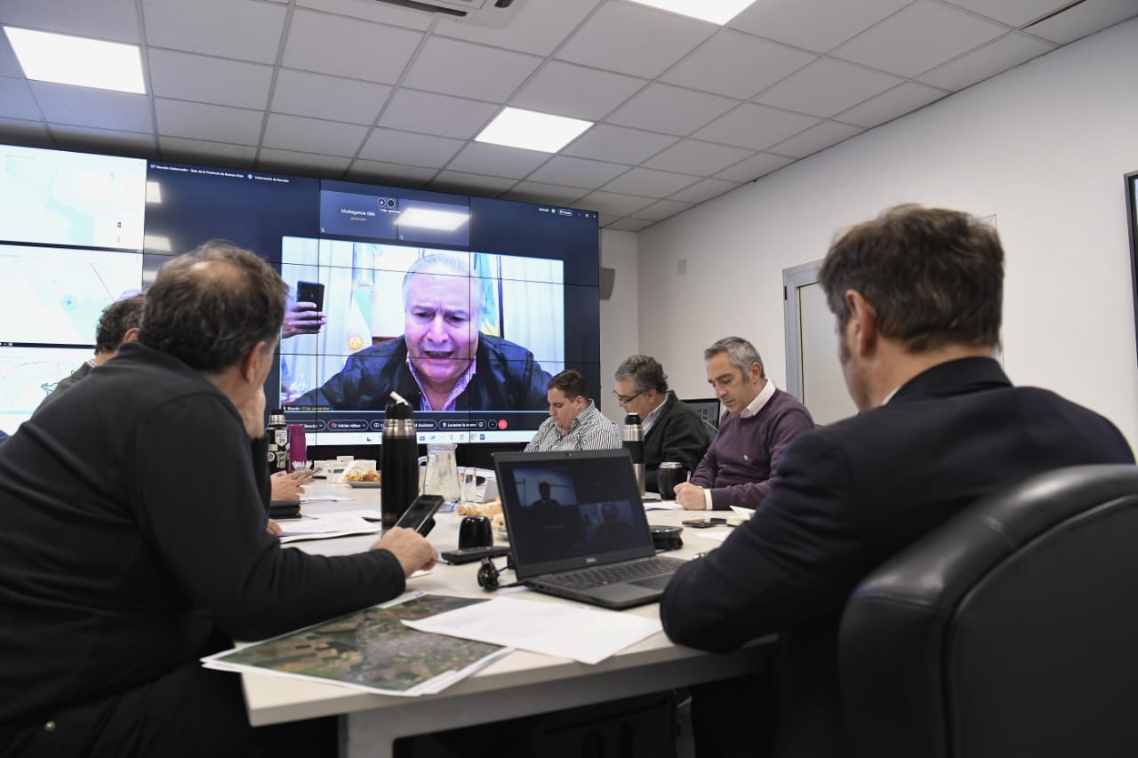 Kicillof encabezó reunión de emergencia en Puente 12 tras el temporal: “No podemos quedarnos de brazos cruzados” WhatsApp Image 2025-05-20 at 20.23.46