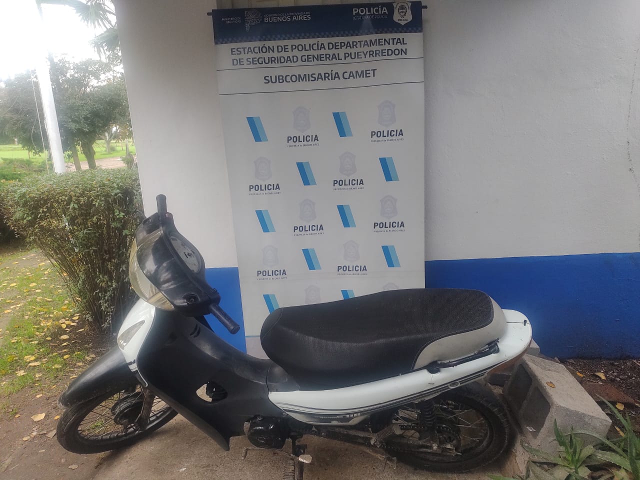 Aprehenden a un hombre en el barrio “2 de Abril” a bordo de una moto robada: investigan por encubrimiento WhatsApp Image 2025-05-26 at 17.03.44