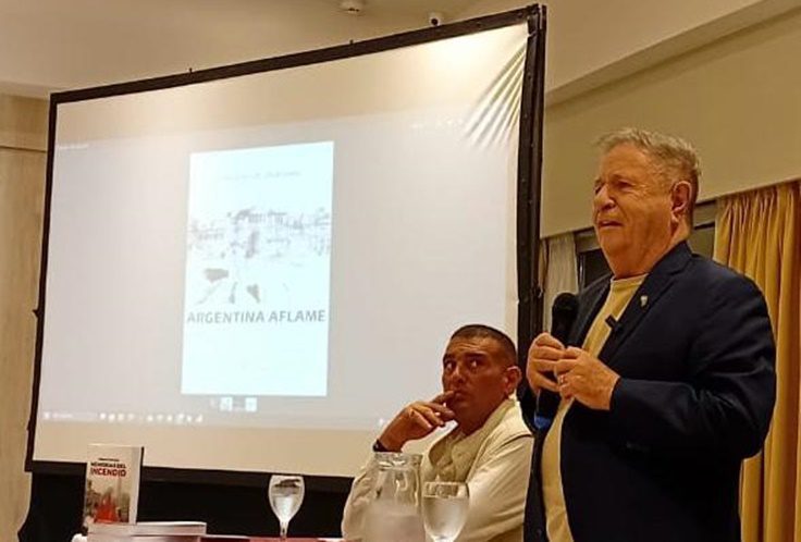 Eduardo Duhalde presentó Memorias del incendio en Mar del Plata dualde