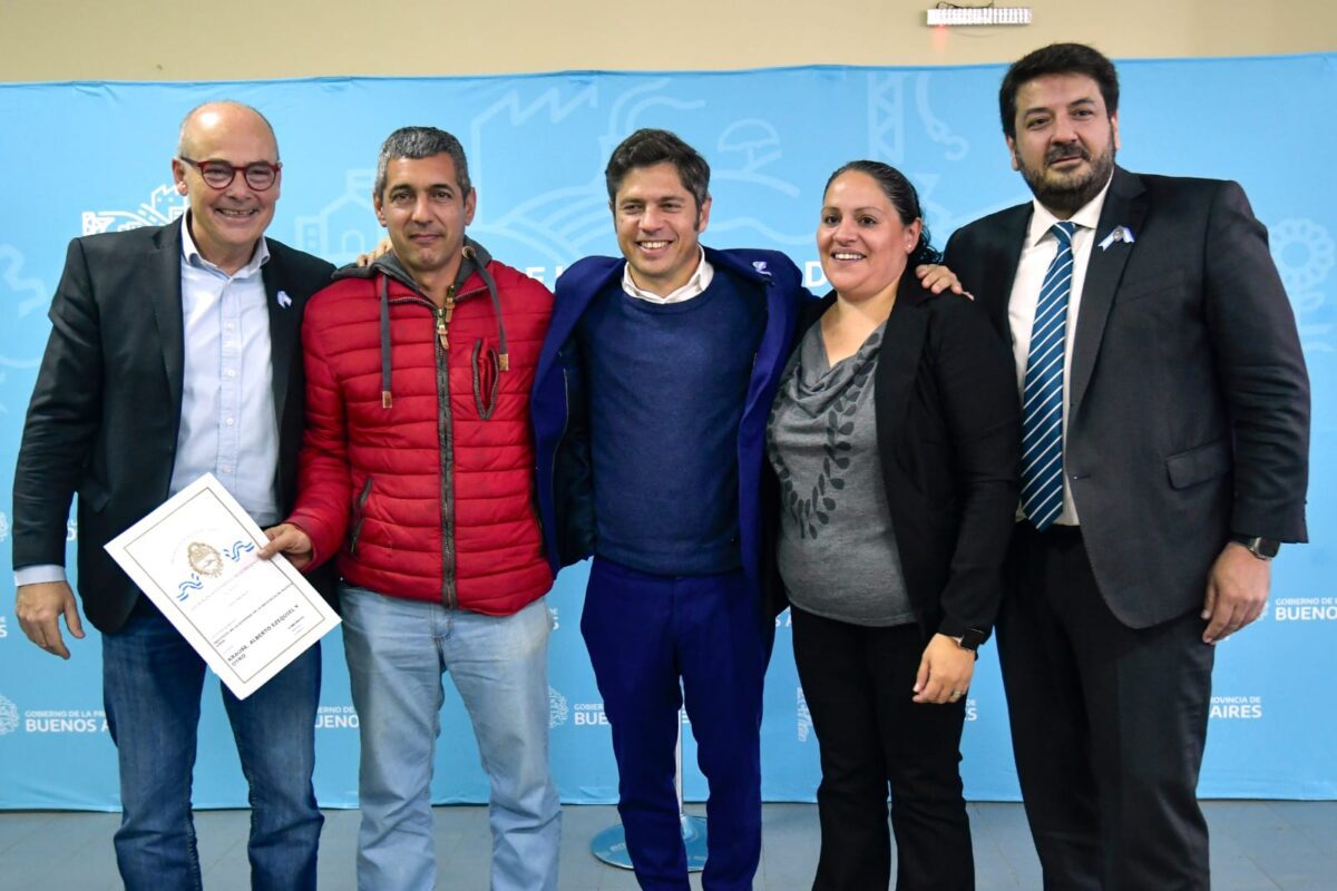 Kicillof entregó escrituras a familias de Laprida f1be928b-ade7-44d0-8415-f0874f045261