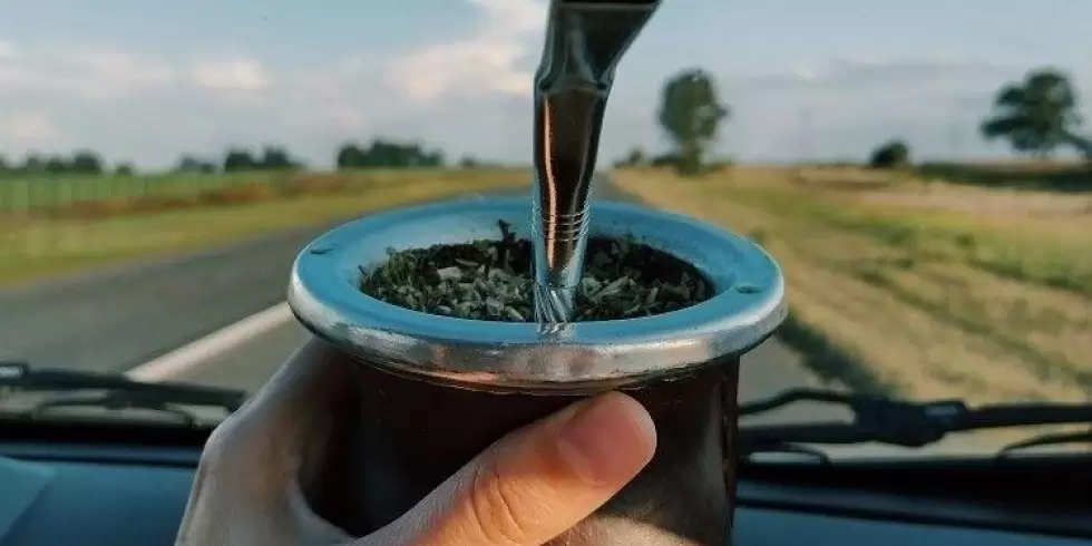 Chau matecito en la ruta: cada vez más provincias multan a quienes beben mate al volante mate en ruta