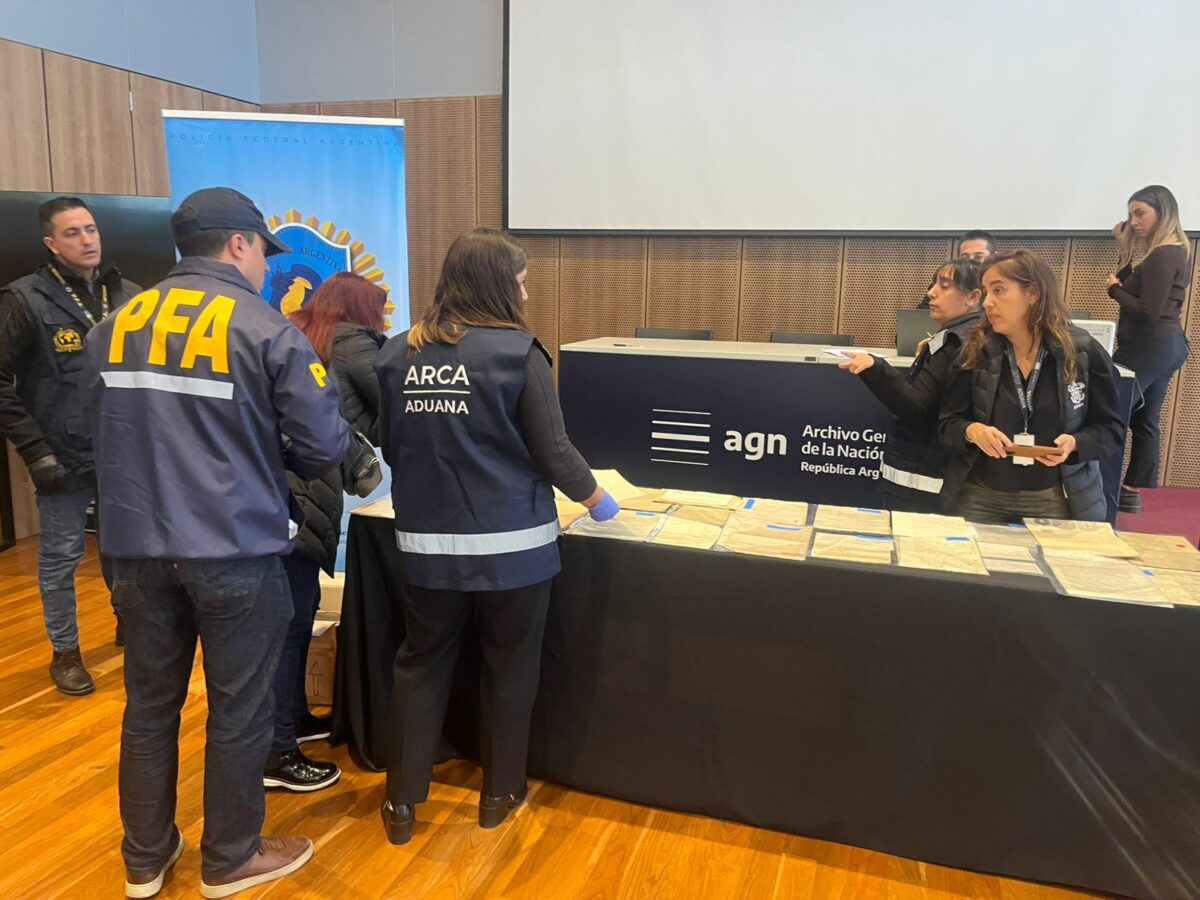 La Policía Federal Argentina recuperó más de 200 documentos históricos que pertenecen al Archivo General de la Nación 04b2b0d6-9d3a-453d-930d-81d2cba08a1e