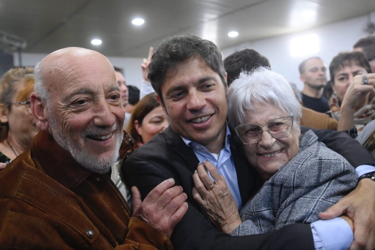 Kicillof entregó escrituras gratuitas a familias de General Arenales WhatsApp Image 2025-06-04 at 15.33.12
