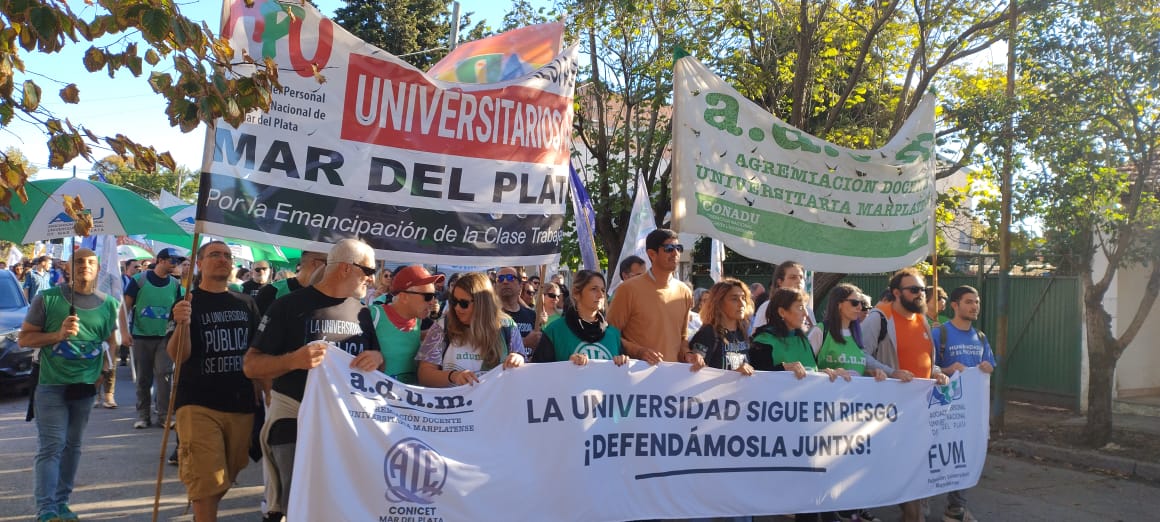 Trabajadores nodocentes de la Universidad de Mar del Plata realizan un paro de 48 horas Docentes Universitarios (ADUM) y la Asociación del Personal de la Unmdp (APU)