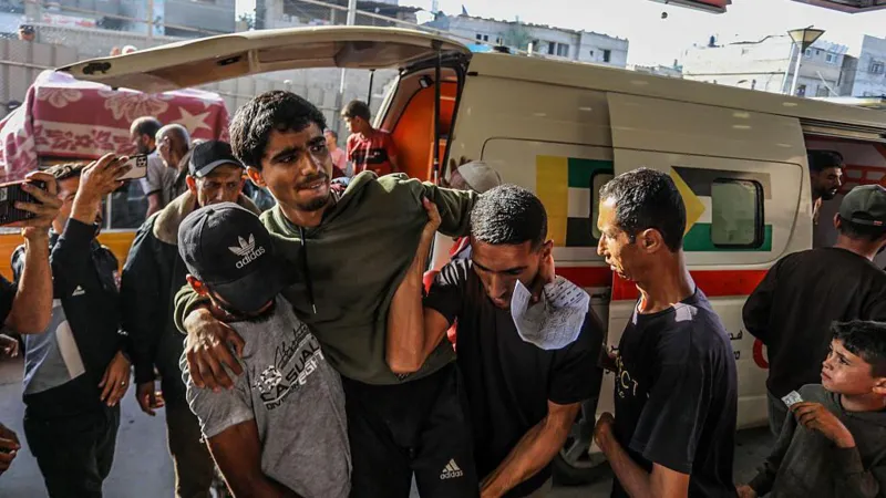 al menos 31 muertos y mas de 150 heridos por disparos de tanques israelies cerca de un centro de ayuda en gaza segun autoridades de salud