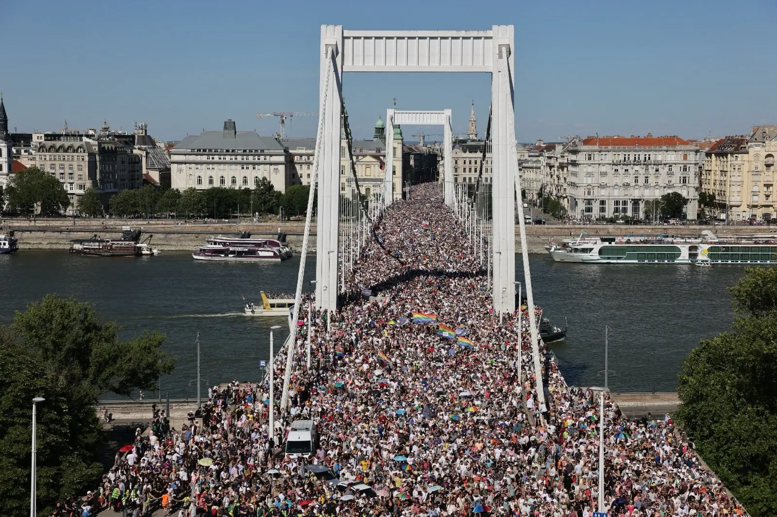 budapest pride desafia las amenazas de orban con una marcha masiva por los derechos lgbtq
