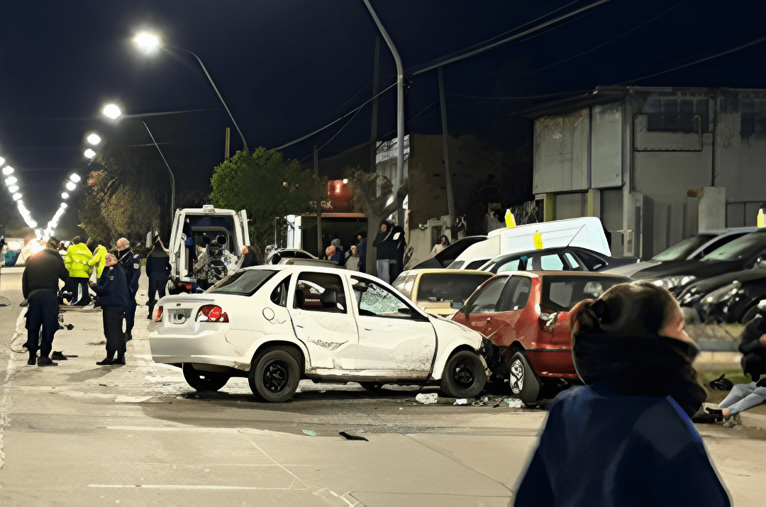 Trágico accidente en Av. Fortunato de la Plaza y Talcahuano: un joven de 18 años falleció y otros seis resultaron heridos d1 (1)