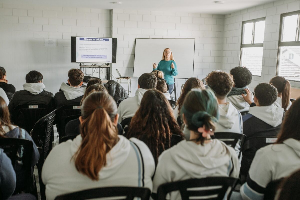 Más de 800 estudiantes fueron capacitados por el Municipio sobre estafas online y ludopatía WhatsApp Image 2025-06-27 at 08.34.05