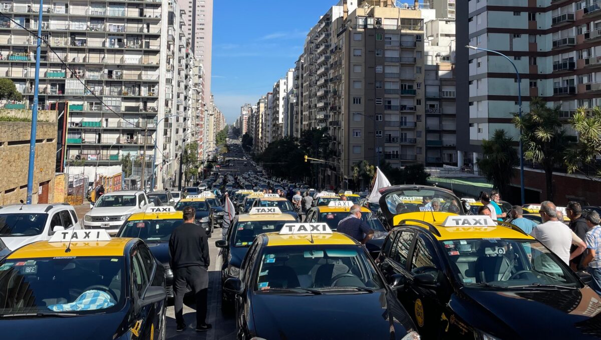 Taxistas marplatenses esperan definición judicial sobre la prohibición de apps de transporte Taxistas