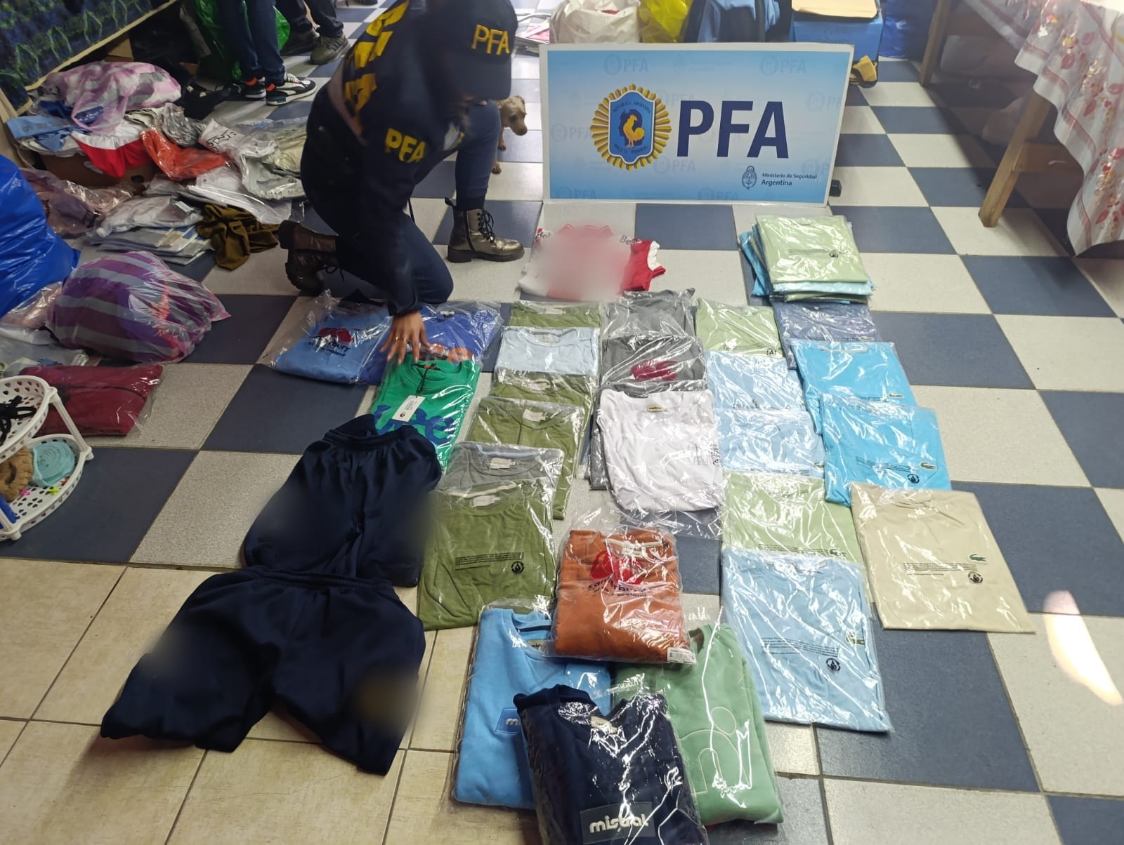 Rescataron a 74 personas, entre ellas 15 menores, víctimas de trata laboral en un taller textil clandestino 560de8ea-43e5-48f4-98cc-385e4c35108a