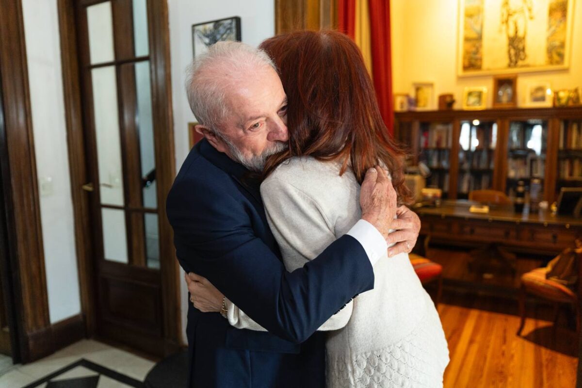 Cristina Kirchner denunció “terrorismo de Estado de baja intensidad” y recibió a Lula en su casa Gu8w5H9XkAAUKeX