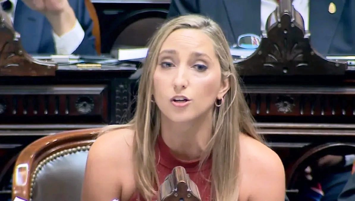 Julia Estrada en Radio 10 Mar del Plata: "El modelo no cierra, pero resiste por el apoyo extraordinario del FMI" Strada