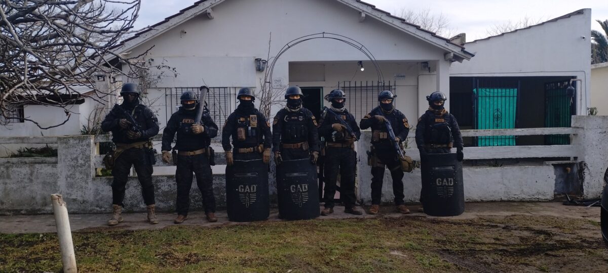Allanamientos en Mar del Plata: dos detenidos y un arsenal secuestrado tras violento robo en el Bosque Peralta Ramos WhatsApp Image 2025-07-03 at 16.57.04