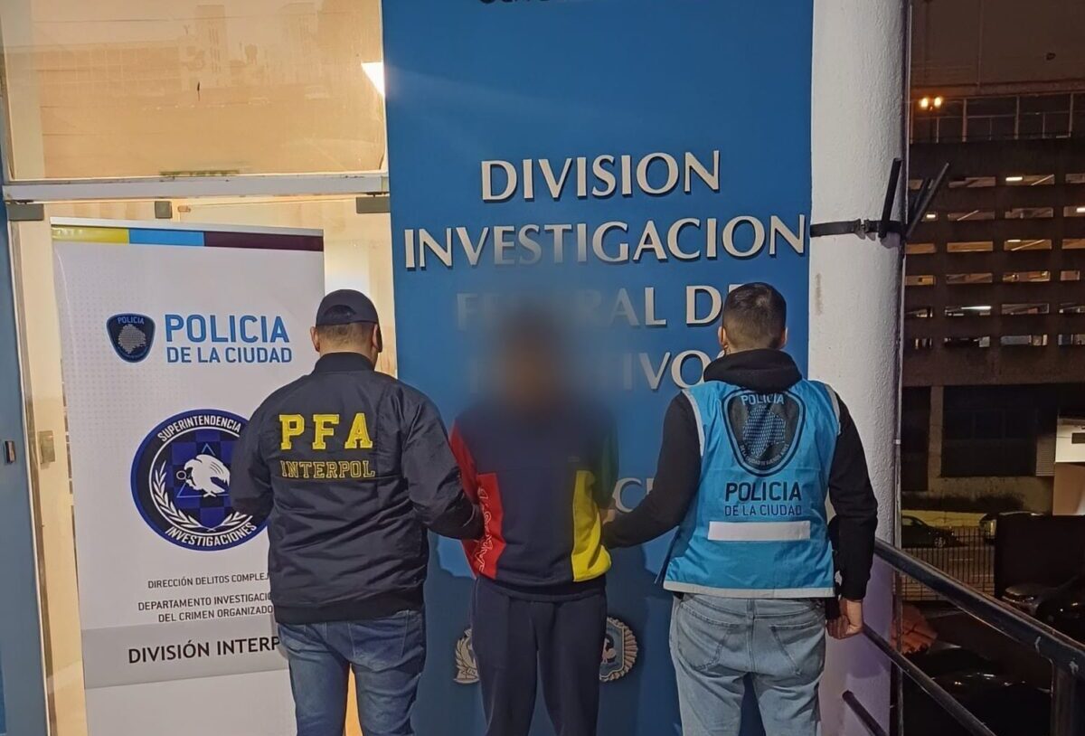 LA POLICÍA FEDERAL ARGENTINA EXTRADITÓ DESDE ITALIA A UN HOMBRE CON CAPTURA INTERNACIONAL POR INTEGRAR UNA BANDA DEDICADA AL ROBO A MANO ARMADA WhatsApp Image 2025-07-05 at 17.54.34