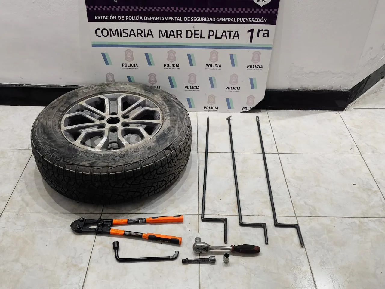 Dos detenidos tras intentar robar una rueda de camioneta y escapar en un auto robado WhatsApp Image 2025-08-26 at 09.00.00