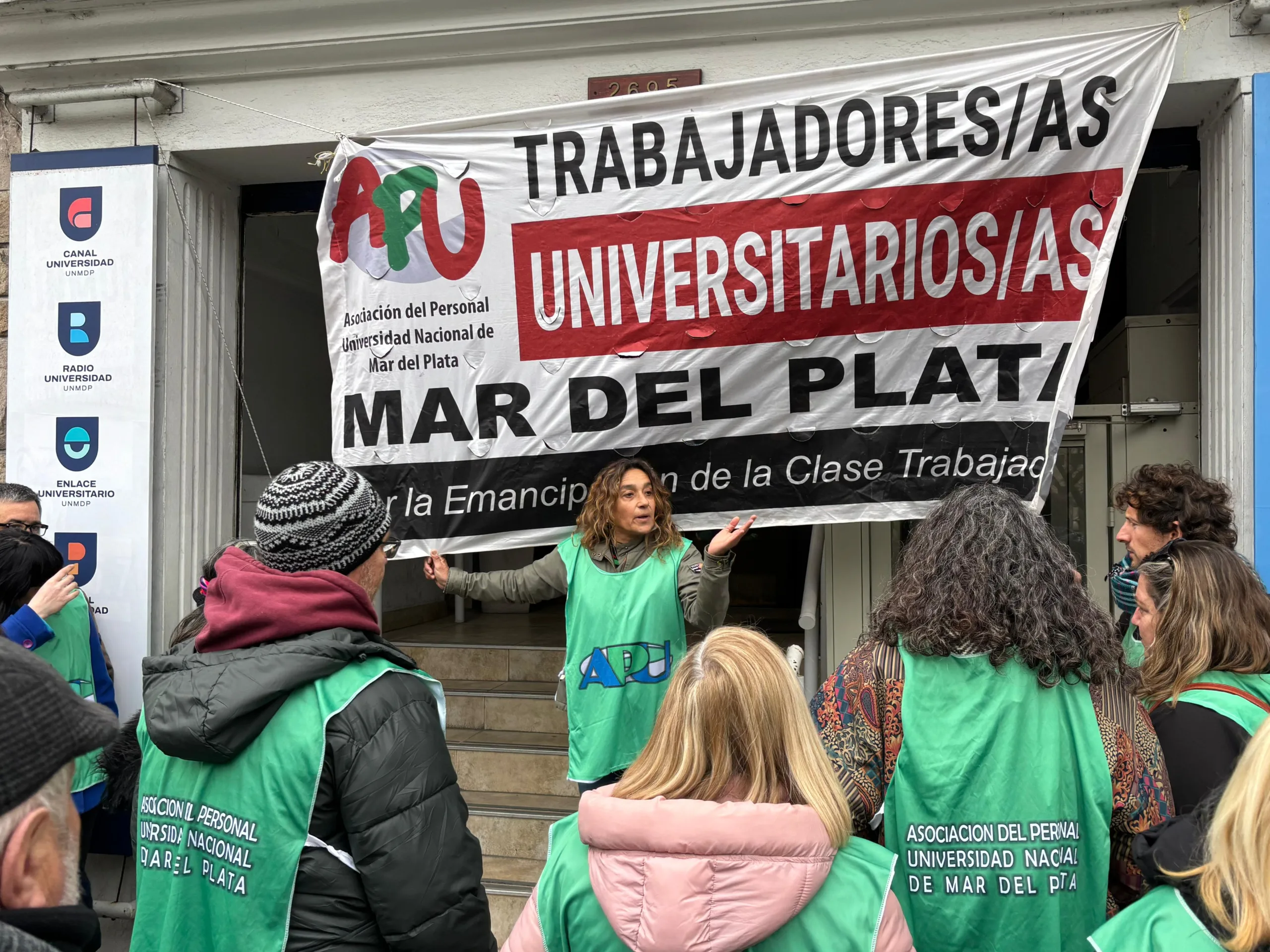 Frente al Rectorado, personal no docente universitario exige mejoras salariales y recursos Victoria Schadwill