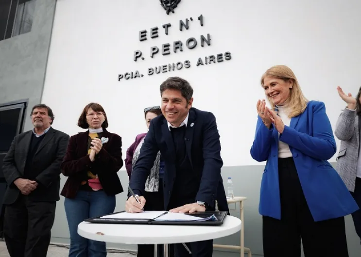 Kicillof inauguró ampliación de una escuela técnica y firmó convenio para reactivar viviendas paralizadas por Nación El Gobernador durante la inauguración y firma de convenio.
