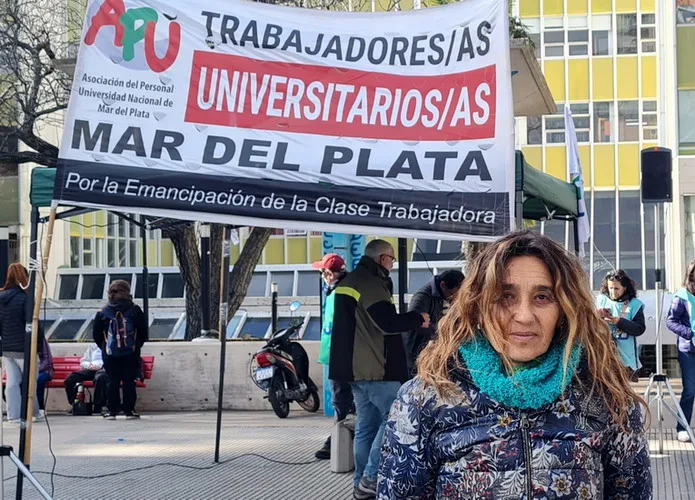 Paro de no docentes en la Universidad Nacional de Mar del Plata: “Tenemos acuerdos paritarios locales que no se están cumpliendo” Victoria-Schadwill-Bandera