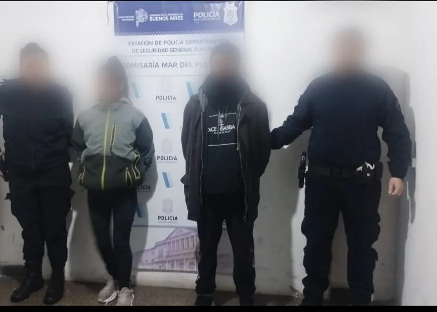 una pareja asalto a una joven con un cuchillo y fue detenida tras un seguimiento en colectivo