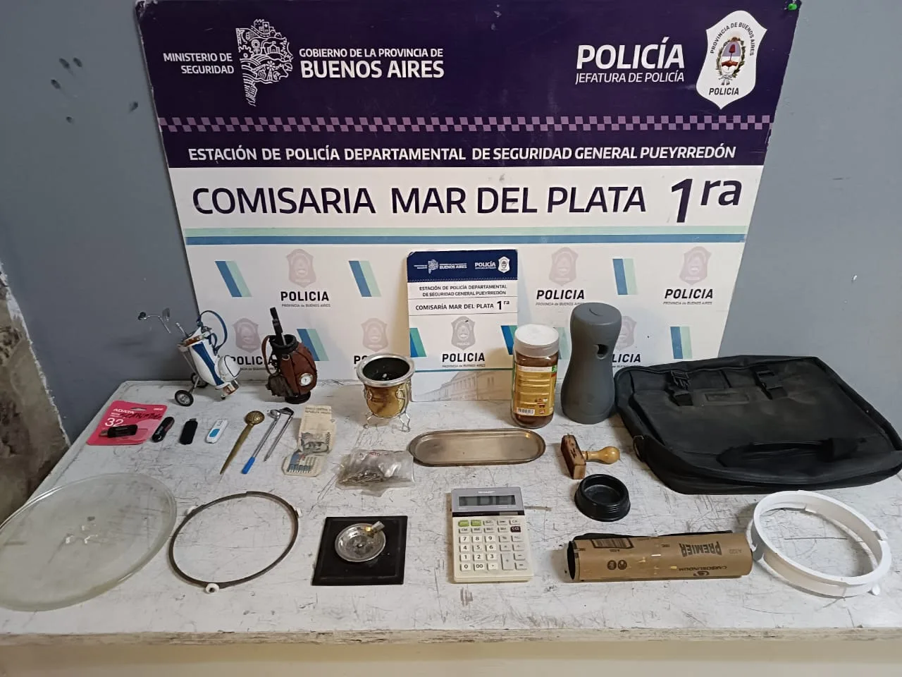 Cayeron dos jóvenes con objetos robados tras violentar una oficina en pleno centro WhatsApp Image 2025-08-18 at 09.00.43 (1)