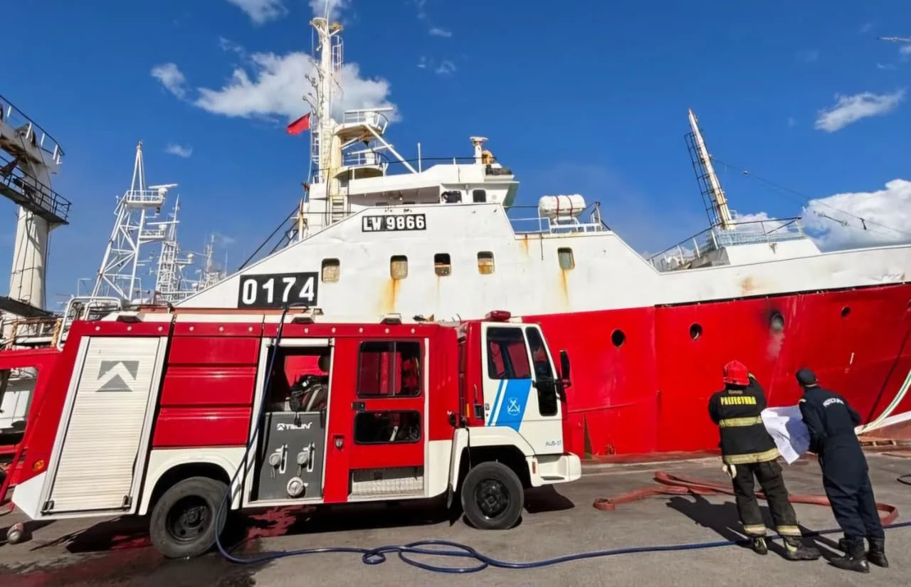 Bomberos de Prefectura sofocan incendio en un barco y peritan para determinar el origen del foco ígneo WhatsApp Image 2025-09-04 at 14.10.43