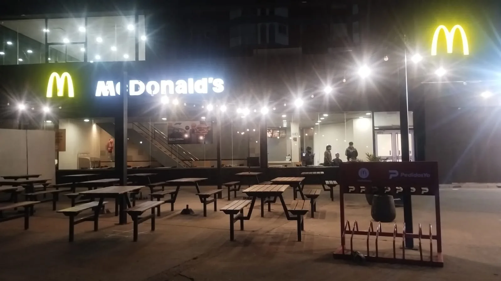 Entró a un McDonald’s, amenazó a empleados con un fierro en forma de L y robó una caja con 120 hamburguesas WhatsApp Image 2025-09-05 at 08.22.47 (1)