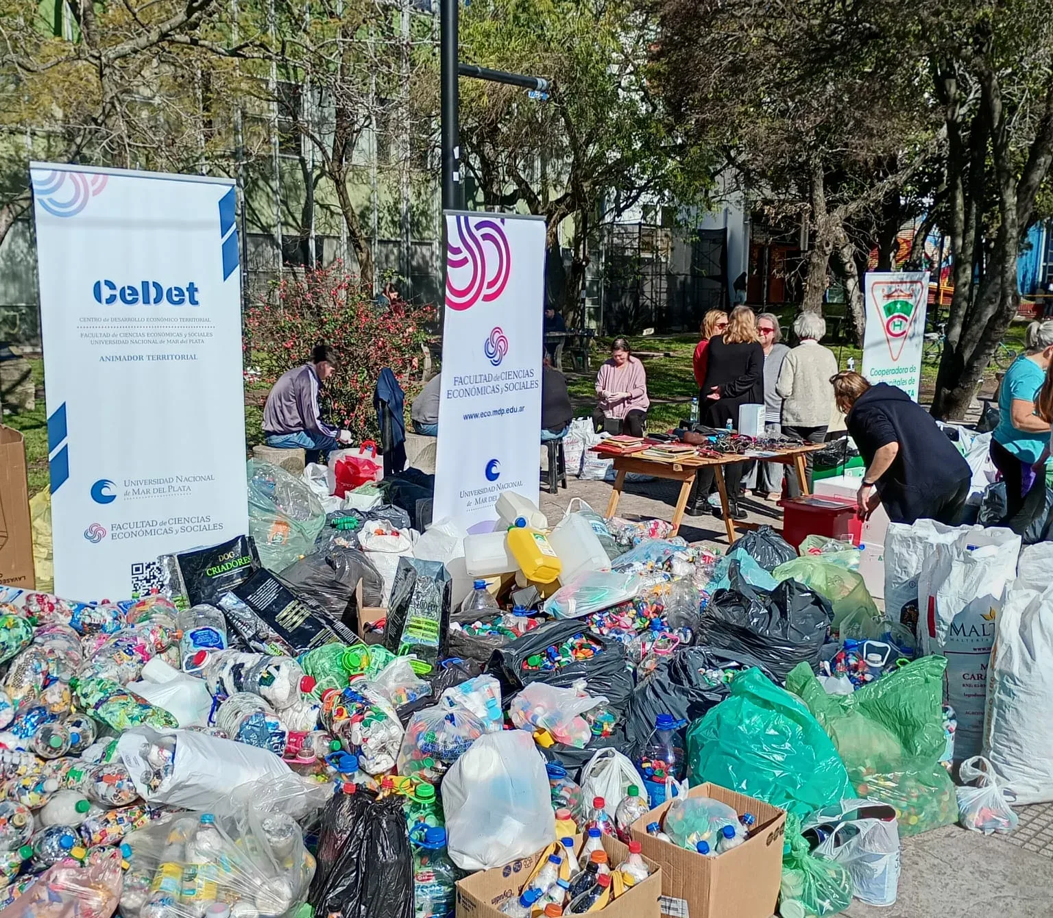 Exitosa 13° Jornada de Recepción de Materiales Reciclables en la Facultad de Económicas Foto 1