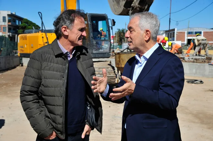 Katopodis y Alak supervisaron los avances de la obra del puente sobre el Arroyo El Gato _LHF4157