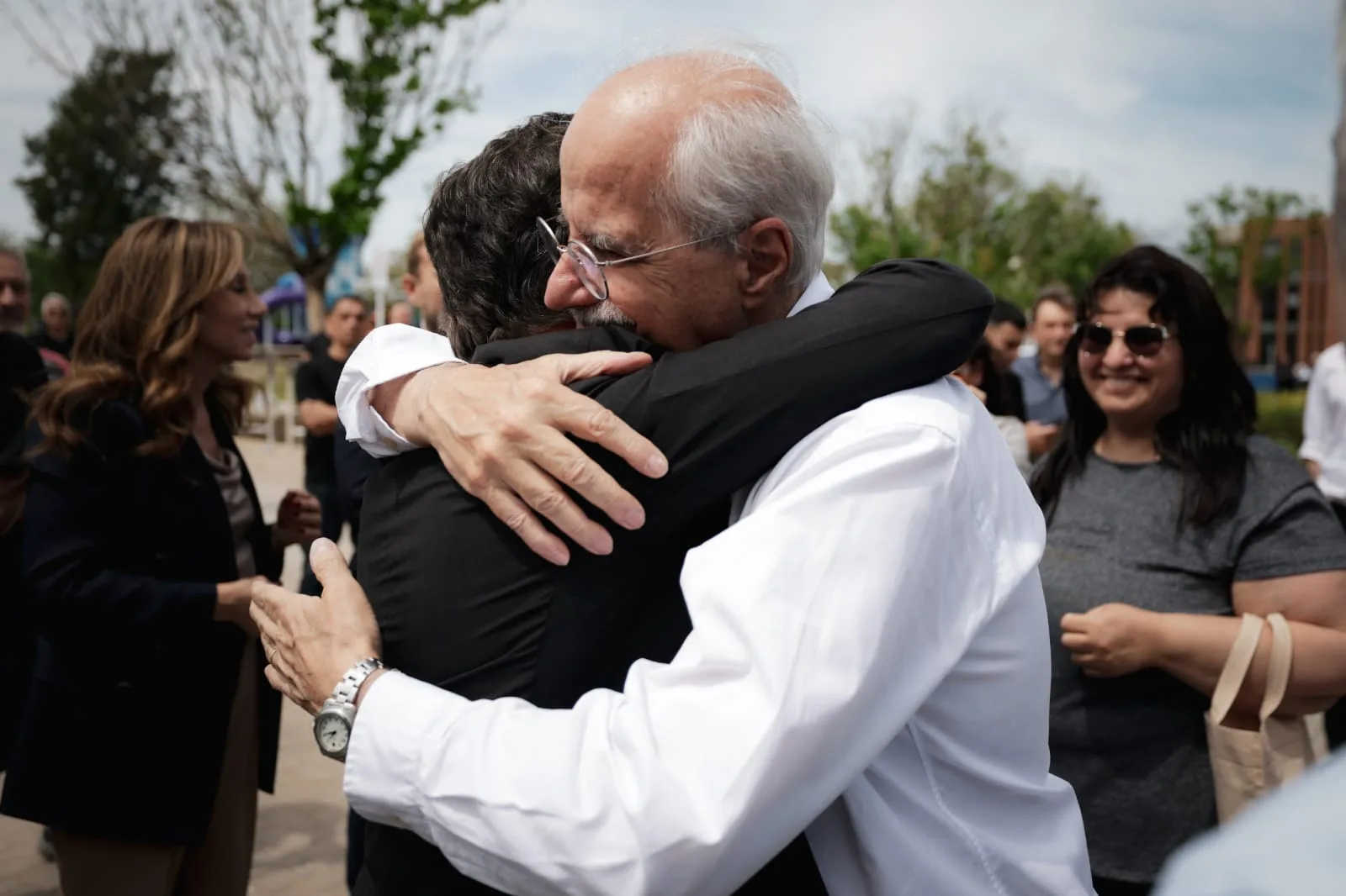 Ezeiza: Kicillof criticó a Milei y reafirmó su presencia en los barrios bonaerenses WhatsApp Image 2025-10-15 at 16.22.52