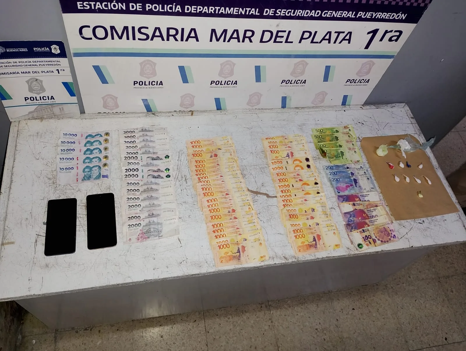 Prefectura detuvo a un hombre con cocaína y más de $130.000 en pleno centro WhatsApp Image 2025-10-06 at 09.14.08