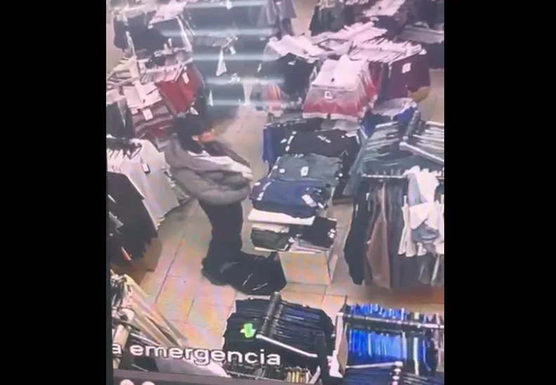 Quiso robar una campera en Av. Independencia y terminó reducida por empleados y la FBA capture-20251020-093025