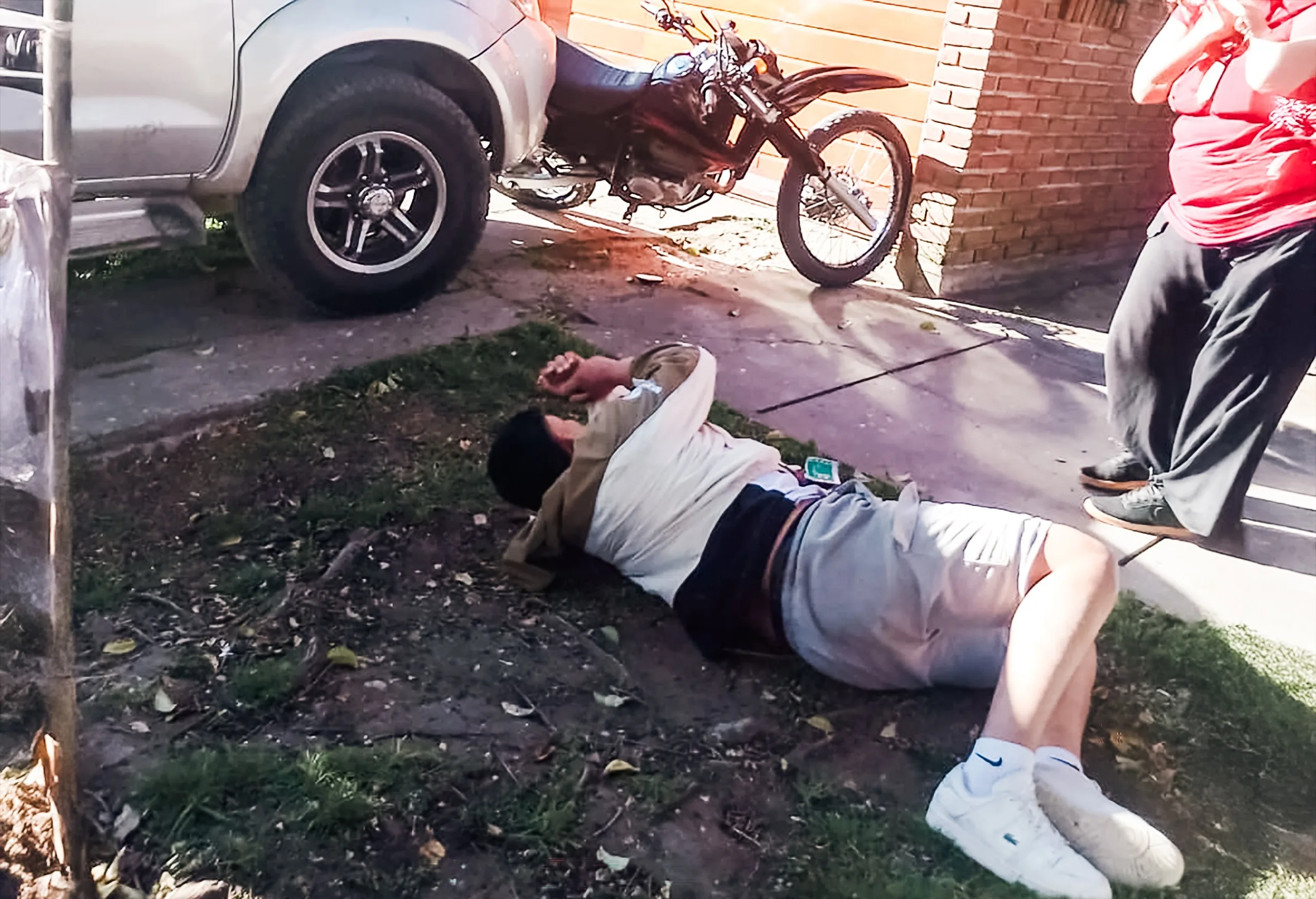 Se fugó a toda velocidad para evitar un control en Plaza San Cayetano y terminó chocando de lleno contra un garaje WhatsApp Image 2025-10-20 at 12.32.24 (1)