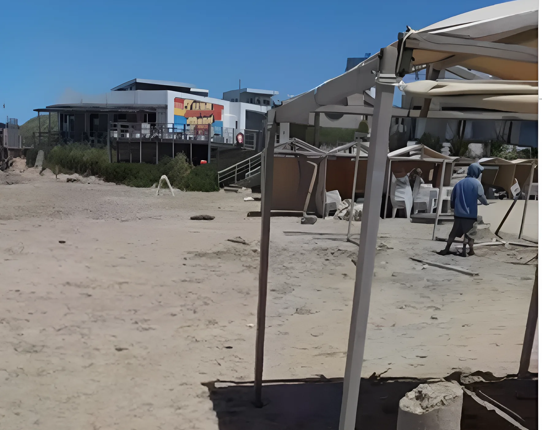 Denuncian avance privado sobre la playa pública en Luna Roja: carpas instaladas sobre la arena mojada -110810 (1)