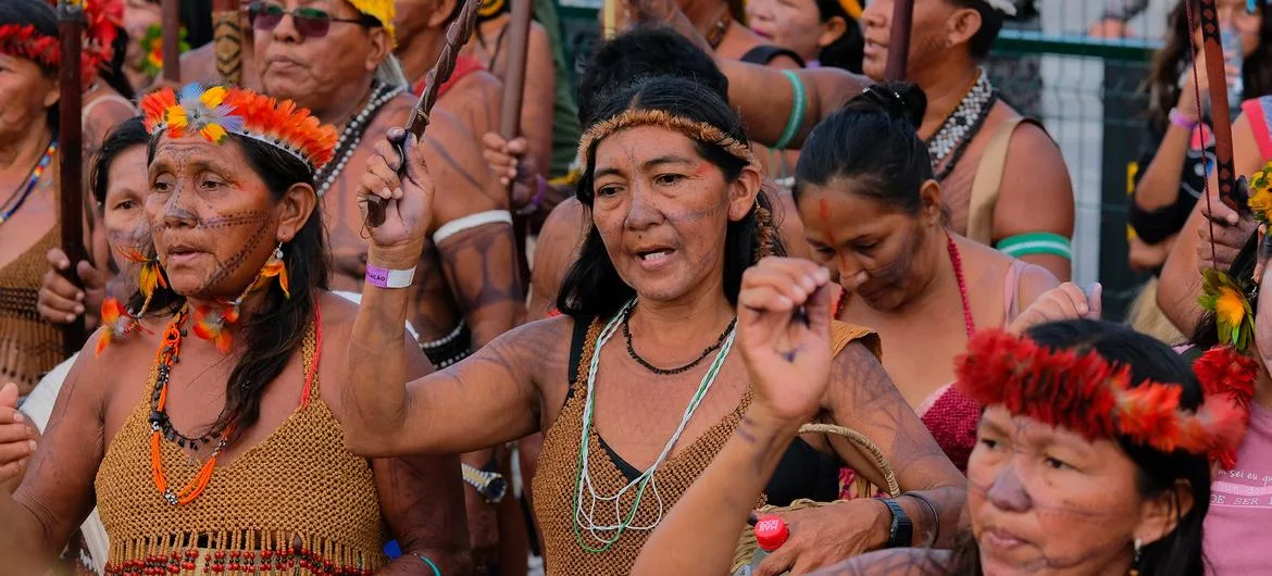 Indígenas reclamaron mayor participación y bloquearon el acceso en la apertura de la COP30 en Belém Los pueblos indígenas reclaman más participación en las negociaciones de la COP30
