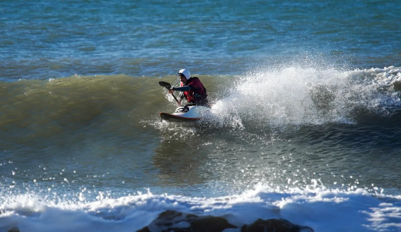 Mar del Plata recibe el Campeonato Latinoamericano de Waveski y Kayaksurf 2025 WhatsApp Image 2025-11-03 at 11.04.44
