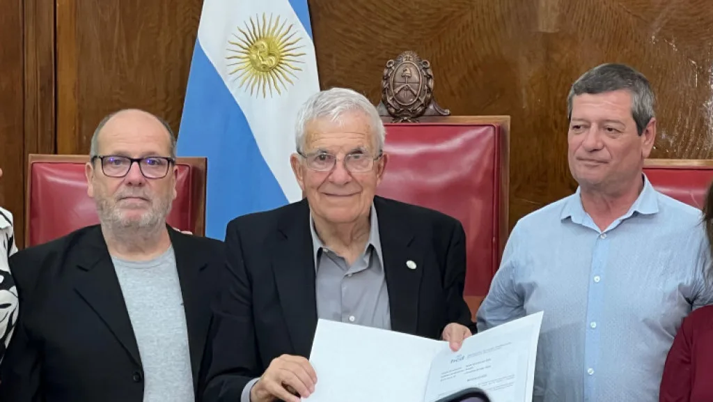 Reconocen la trayectoria del periodista Eduardo Zanoli en el Concejo Deliberante Reconocen la trayectoria del periodista Eduardo Zanoli en el Concejo Deliberante