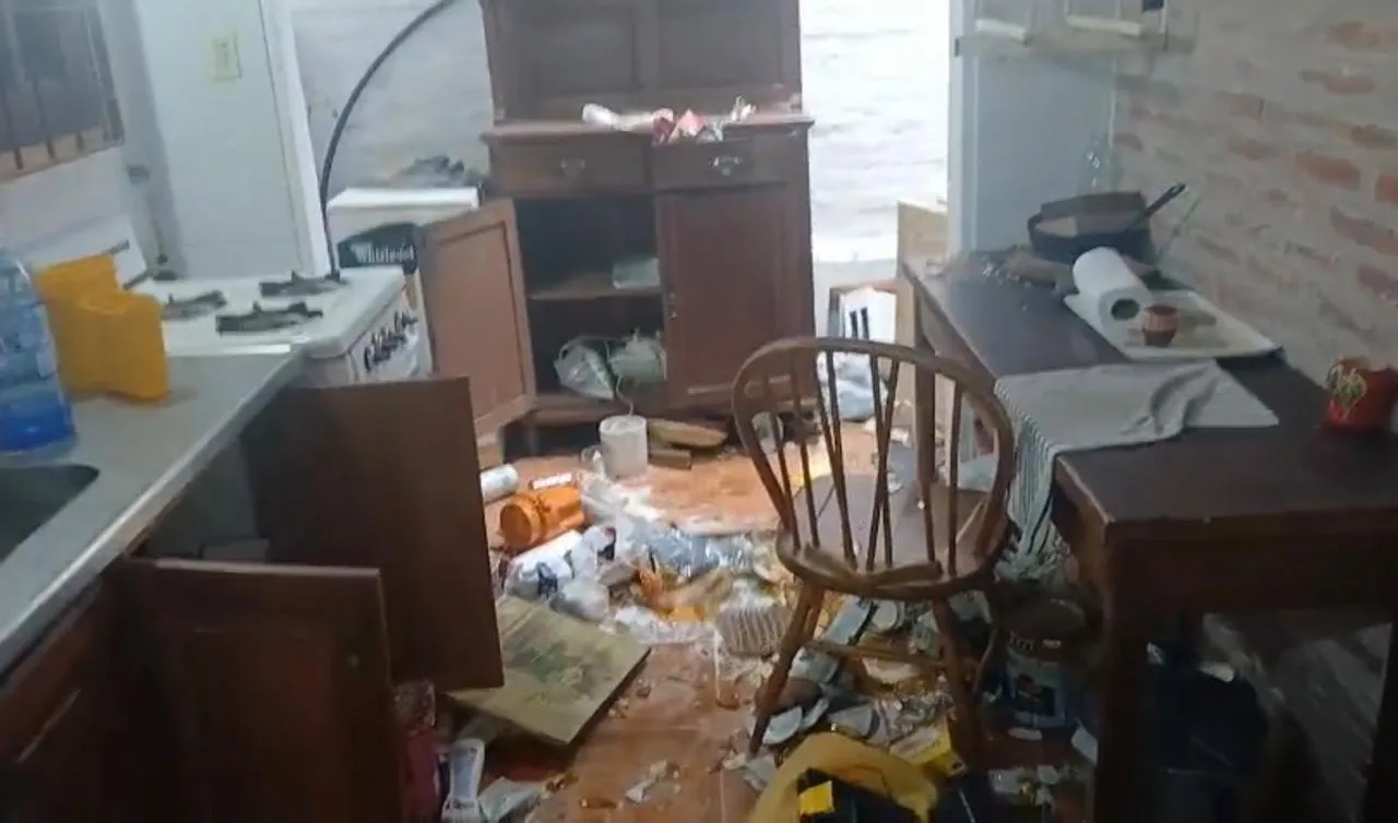 Violenta entradera en el barrio Alfar: ingresaron por el techo y destrozaron una casa IMG-20251105-WA0047
